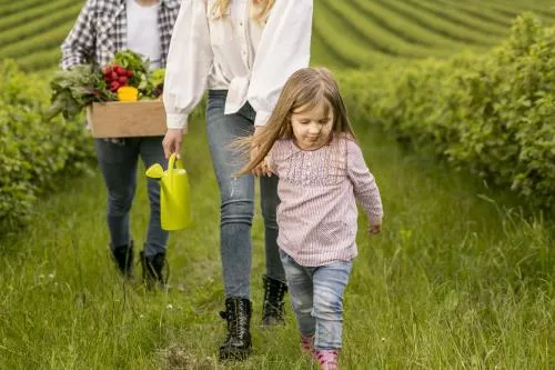 عکس با کیفیت از خانواده در زمین کشاورزی 22084