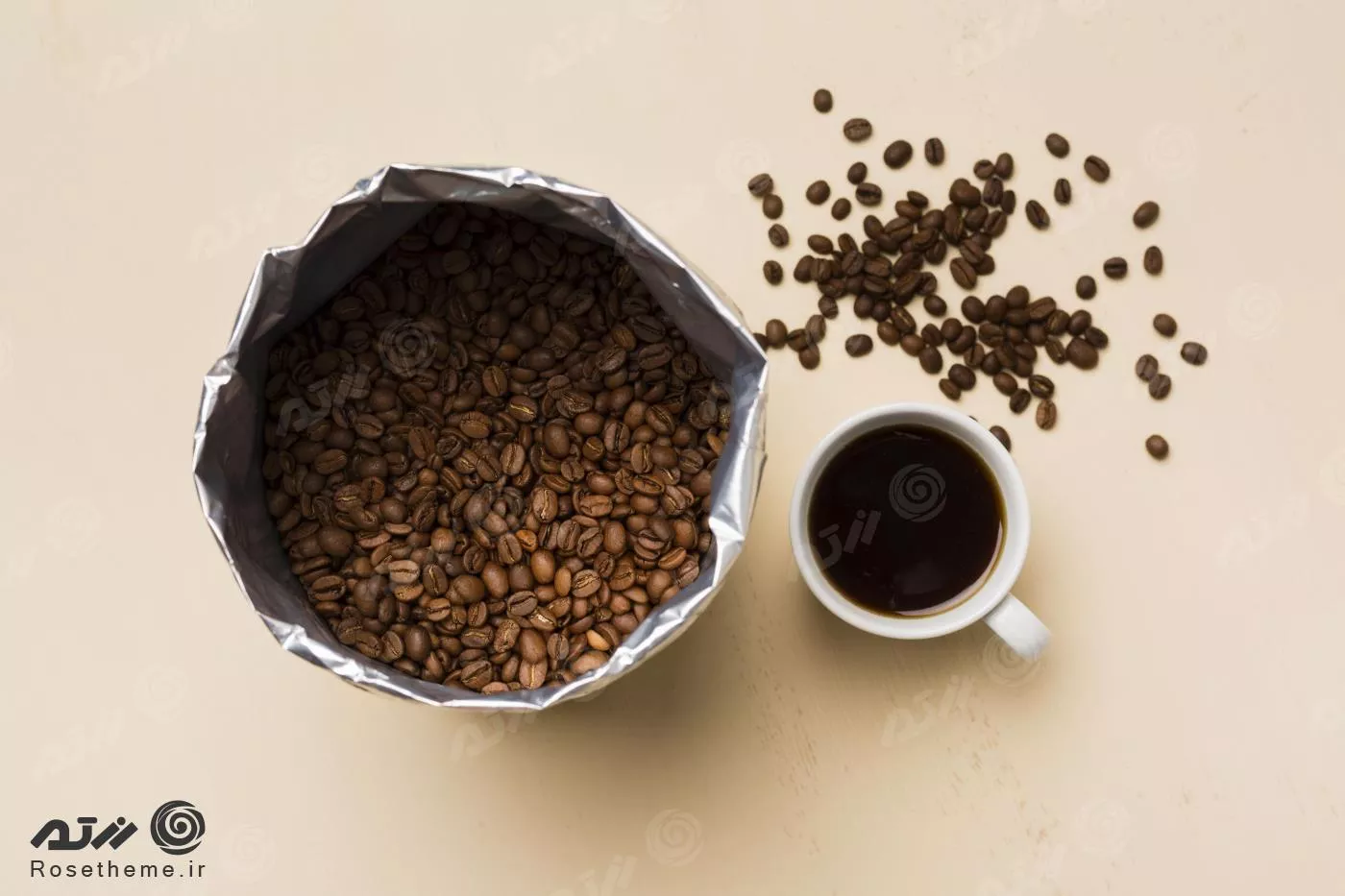 چیدمان دانه های قهوه سیاه در زمینه بژ با فنجان قهوه 22099