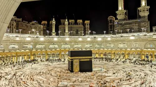 عکس با کیفیت ساختمان بزرگ با جعبه سیاه بزرگ روی آن 30841