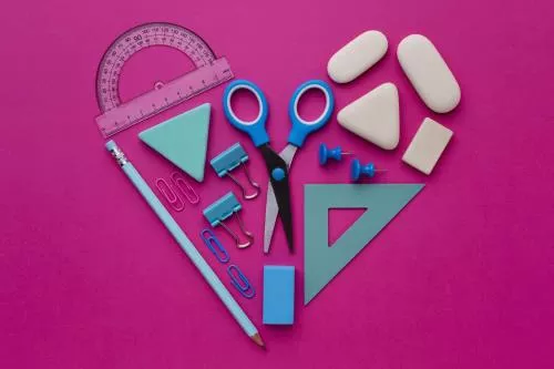 عکس رایگان JPG باکیفیت لوازم تحریر مدرسه شامل قیچی و پاکن و خطکش و مداد با پس زمینه سرخابی 22122