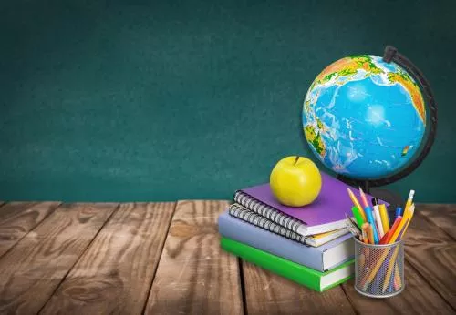 عکس رایگان JPG باکیفیت از تخته سیاه و لوازم تحریر شامل دفتر و کتاب و کره زمین و مداد 22124