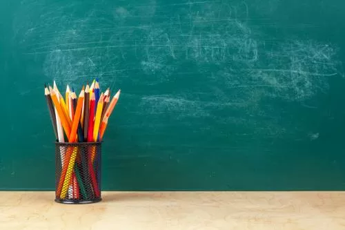 عکس  JPG باکیفیت از تخته سیاه مدرسه و مدادرنگی داخل جا مدادی و جا برای نوشتن 22131