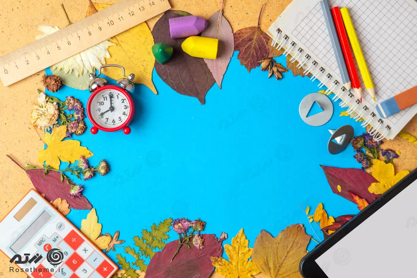 عکس JPG باکیفیت مناسب مدرسه شامل لوازم تحریر و جا برای نوشتن با پس زمینه آبی با تم پاییز 22133