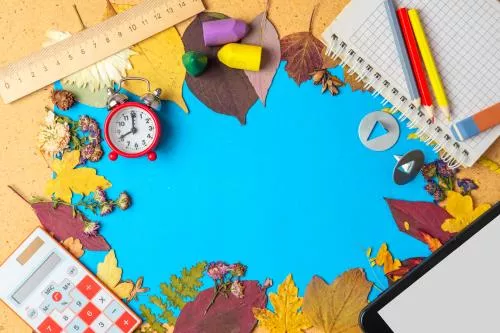 عکس JPG باکیفیت مناسب مدرسه شامل لوازم تحریر و جا برای نوشتن با پس زمینه آبی با تم پاییز 22133