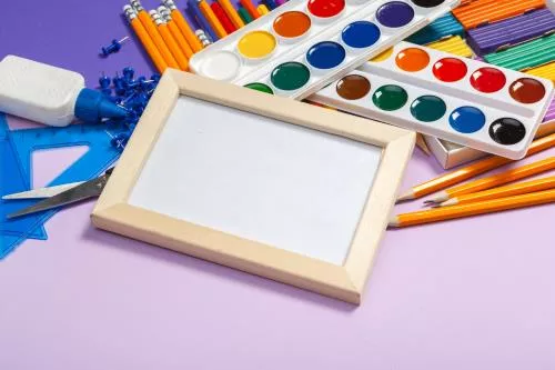 عکس JPG باکیفیت مناسب مدرسه شامل لوازم تحریر شامل بوم سفید و آبرینگ و قلمو و خطکش پاکن و جا برای نوشتن  22136