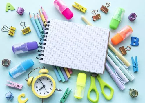 عکس JPG باکیفیت لوازم تحریر مدرسه شامل دفتر و خودکار و مداد و ماژیک و قیچی و ساعت و جا برای نوشتن 22137