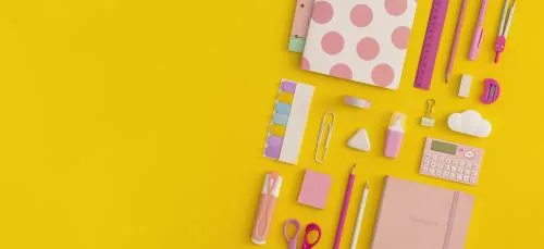 عکس JPG باکیفیت لوازم تحریر مدرسه با تم صورتی و پس زمینه زرد 22142