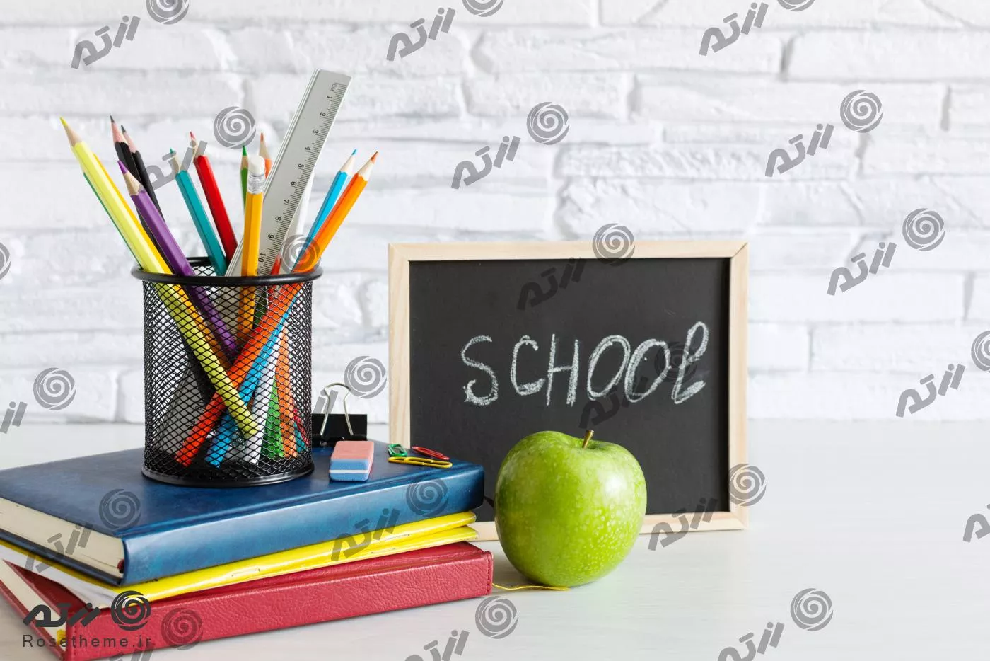 عکس رایگان JPG باکیفیت لوازم تحریر مدرسه شامل مداد و جامدادی و دفتر و کتاب و سیب سبز 22144