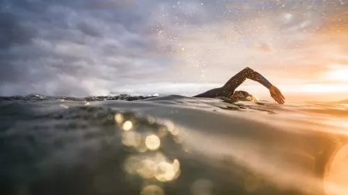 عکس رایگان با کیفیت از مردی از نمای نزدیک در حال شنا 21664