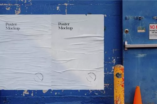 موکاپ رایگان پوستر چسبانده شده روی دیوار آبی رنگ فایل PSD لایه باز 21741