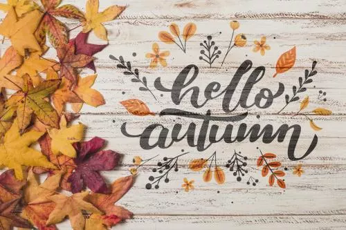 موکاپ PSD چیدمان پاییزی تخت روی زمینه چوبی به همراه برگ های پاییزی فایل PSD لایه باز 21757