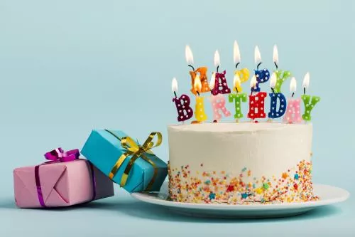 عکس رایگان JPG با کیفیت از کیک تولدبه همراه جعبه های هدیه 21801