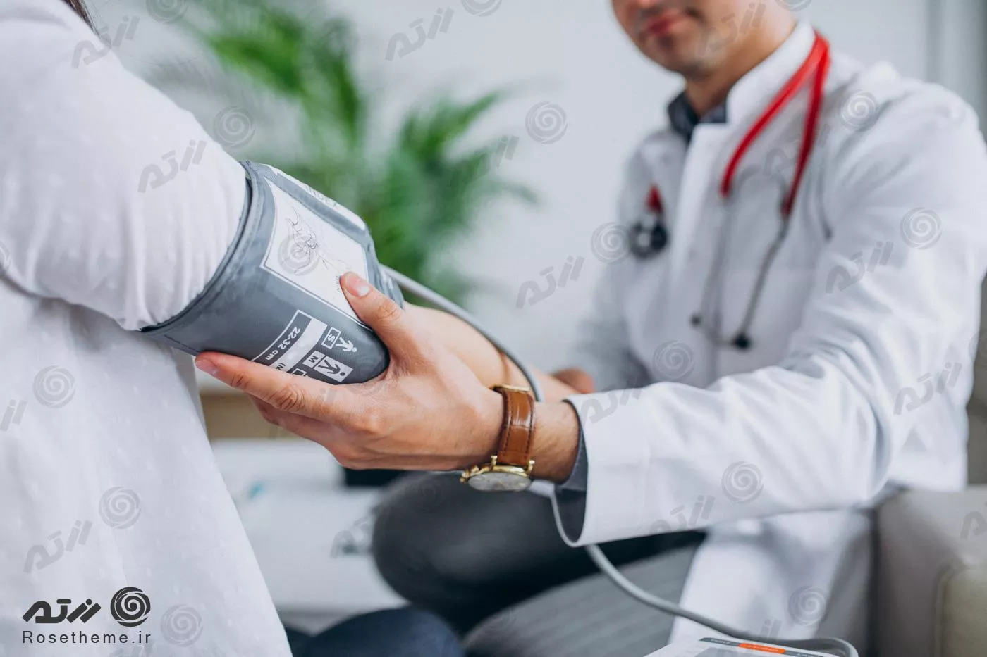 عکس پزشک مرد جوان با بیمار در حال اندازه گیری فشار خون 24326