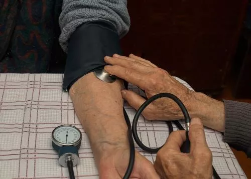 اندازه گیری فشار خون در افراد مسن 24332