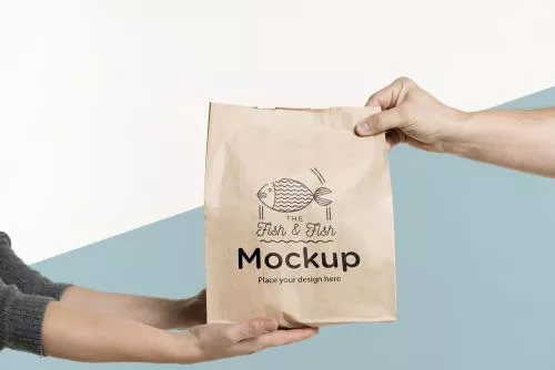 موکاپ دلیوری پاکت غذا را در حال تحویل به مشتری فایل PSD لایه باز 23379